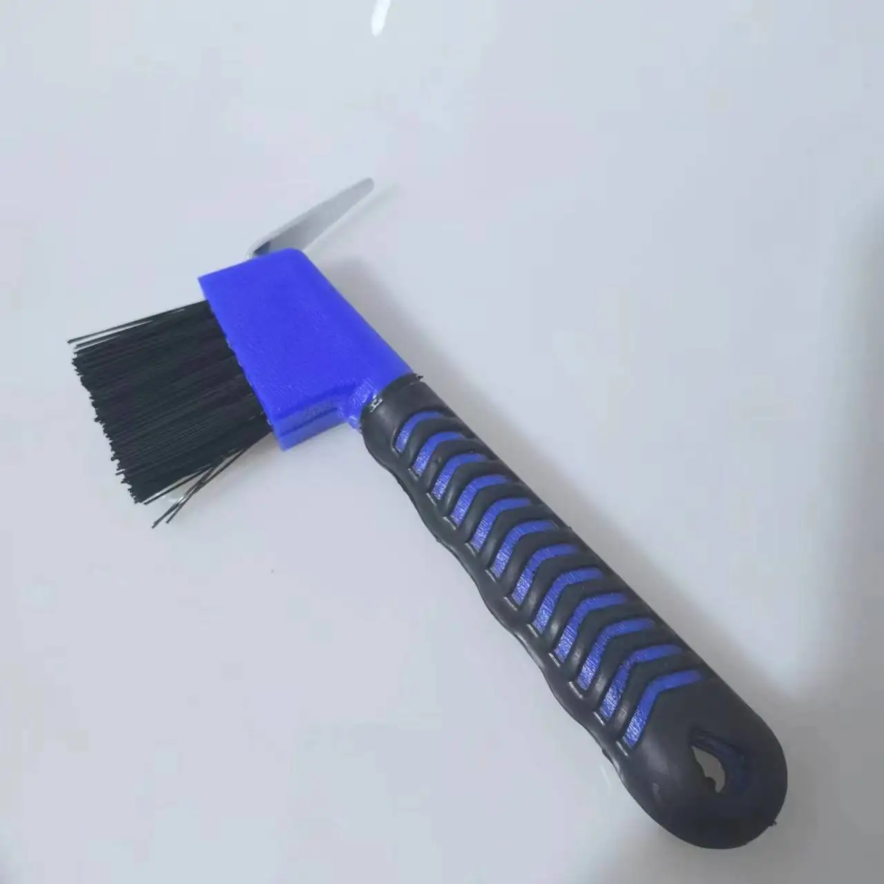 HORSE HOOF PICK BRUSH WITH HANDLE – STURDY HORSESHOE SHAPE - Image 4